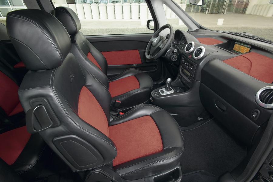 Интерьер Peugeot 1007 RC Concept 2004 года  (фото 15 из 35)